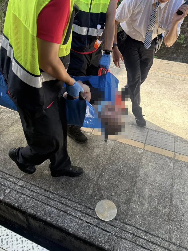 宜蘭 男子突昏倒 跌入鐵軌 閃過列車 自己爬上月台 tu娛樂城、百家樂